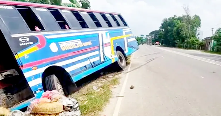 সড়ক দুর্ঘটনার পর রাস্তার পাশে থাকা বাস